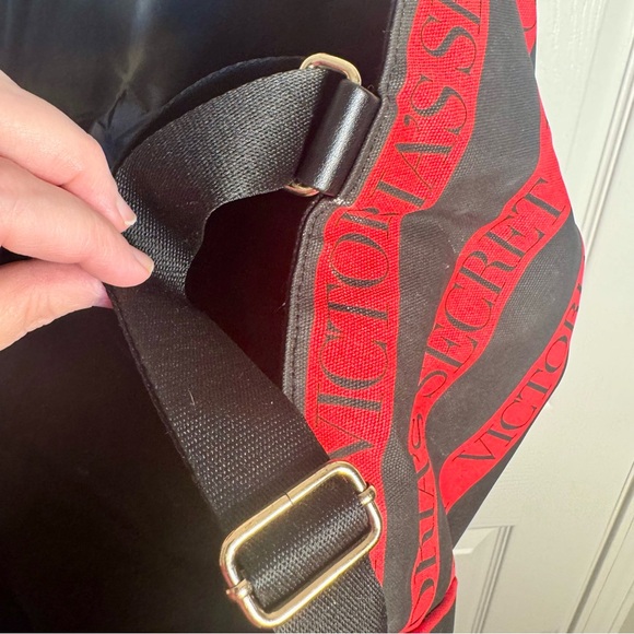 Pre-owned Victoria Secret Weekender Tote Bag XL Red & Black Striped. Large bag - Picture 13 of 16